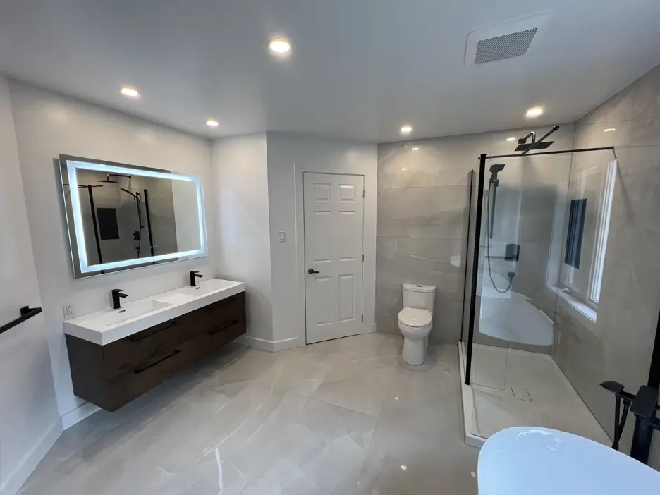 Salle de bain principale rénovée, douche vitrée et bain autoportant