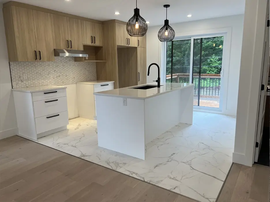 Cuisine rénovée, îlot en quartz et armoires bois clair