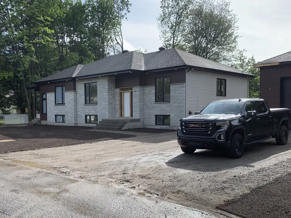 Construction neuve terminée, vue arrière avec garage détaché